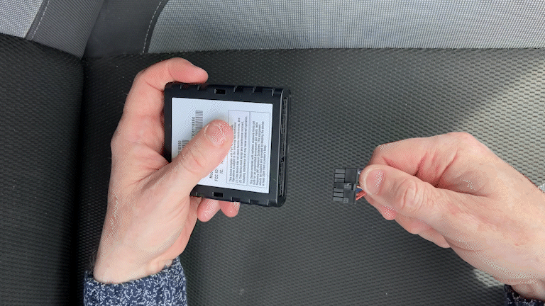 Plug_14Pin_Connector_Into_Device.gif