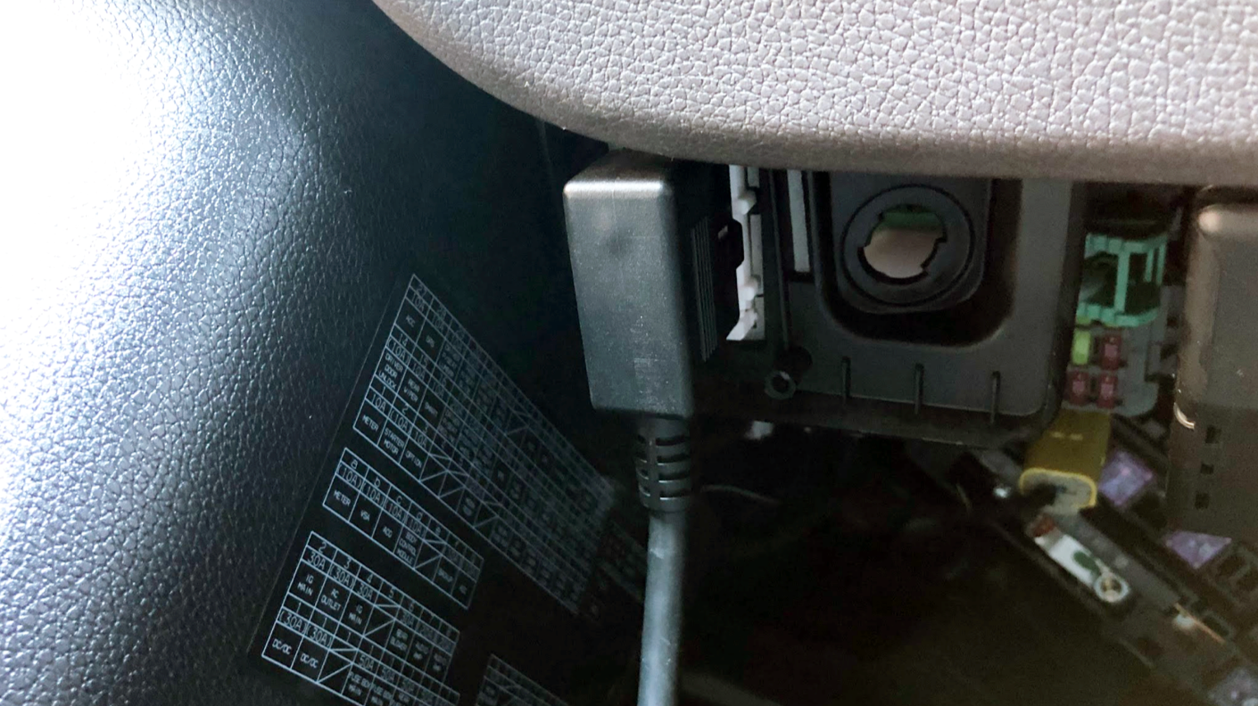 Plug_cable_into_OBD_port.png