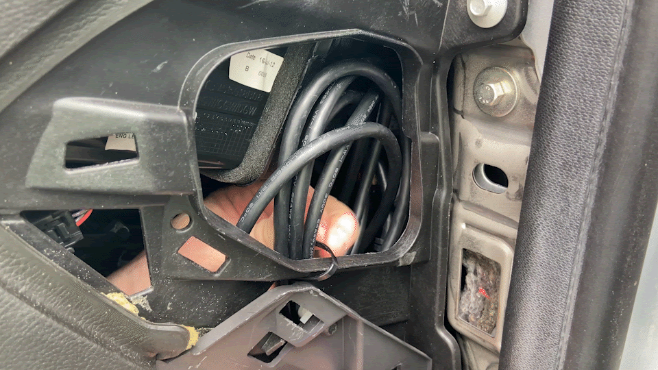 image12_Coil_Secure_LooseCables.gif
