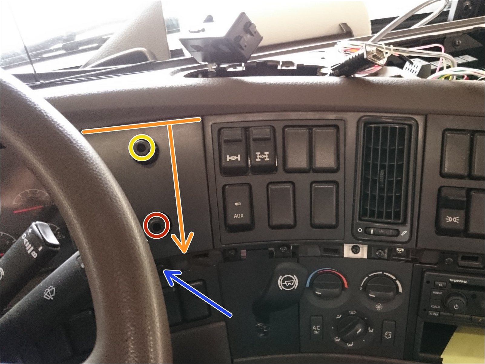 05a_-_Remove_knobs__screw_%2B_center_panel.png