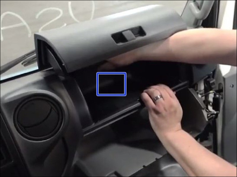 02a_-_remove_glove_box.png