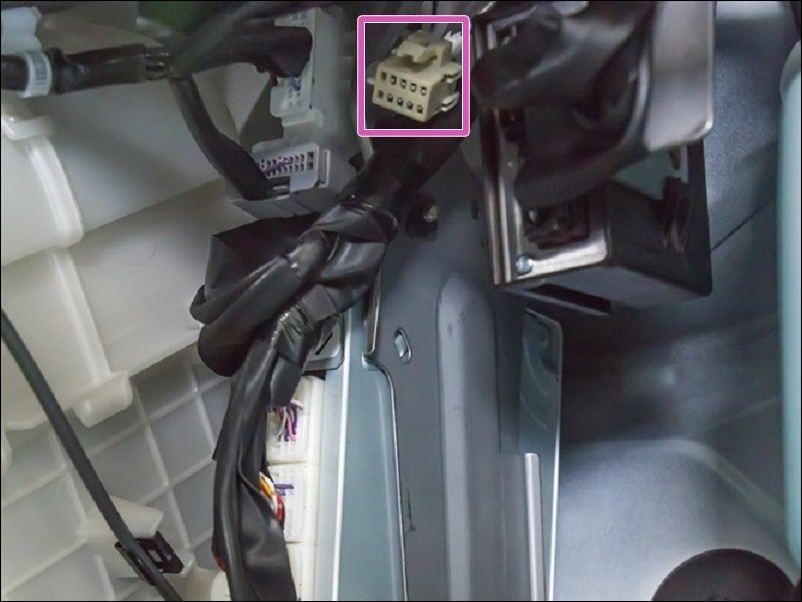04a_-_locate_white_harness.png