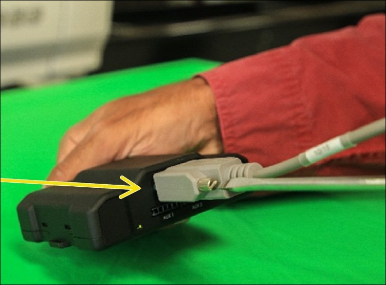 04b_-_screw_DB15_cable_to_device.png