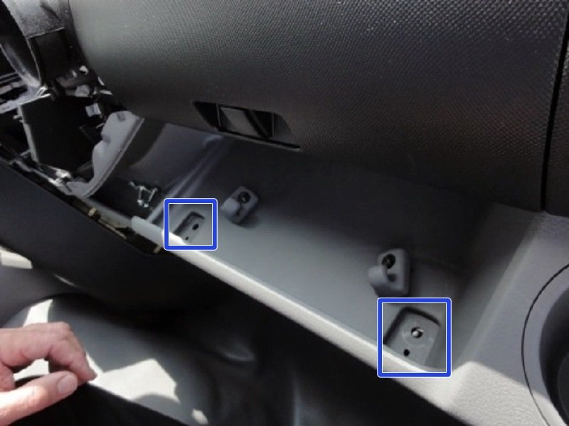 01e_-_locate_remove_screws.png